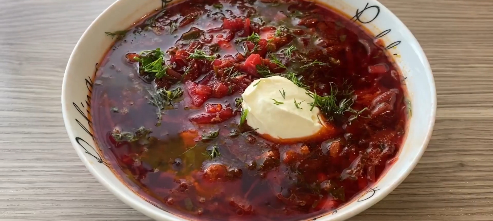 Горячий свекольник с курицей и со свекольной ботвой