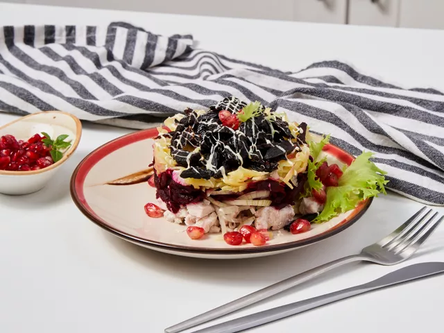 Салат с курицей и гранатом