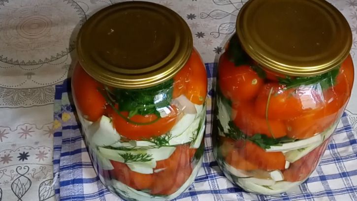 Маринованная закуска из кабачка, помидора и лука