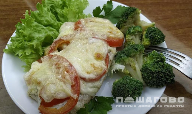 Рыбное филе, запеченное со сметаной и помидорами