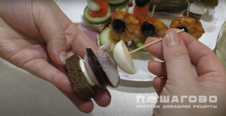 Канапе с перепелиными яйцами со свеклой