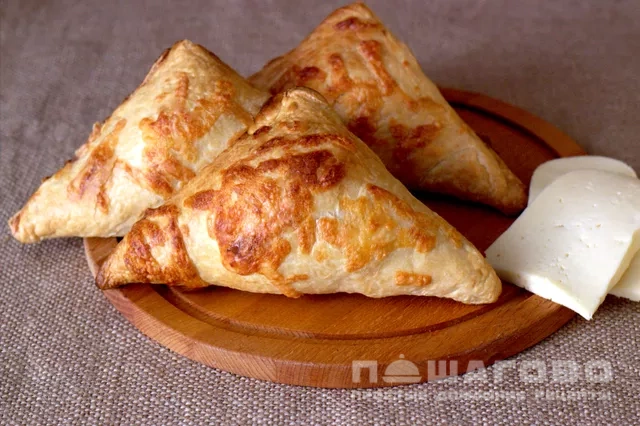 Слоеные пирожки с сыром