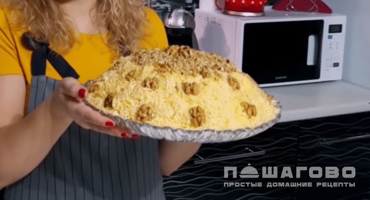 Салат с ананасом, курицей, сыром и грецким орехом