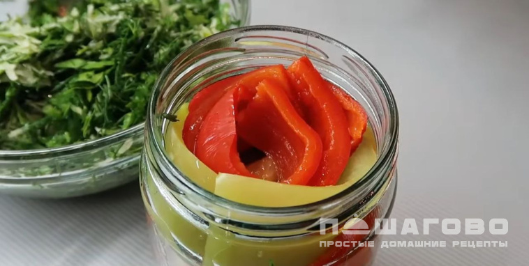 Маринованный сладкий перец с чесноком и зеленью