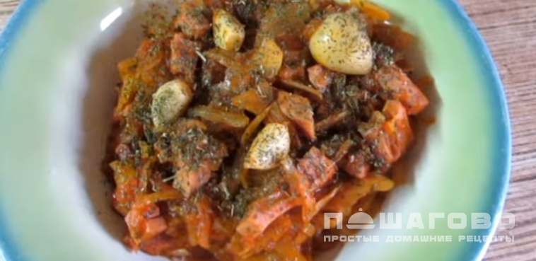 Бигус с колбасой и свежей капустой