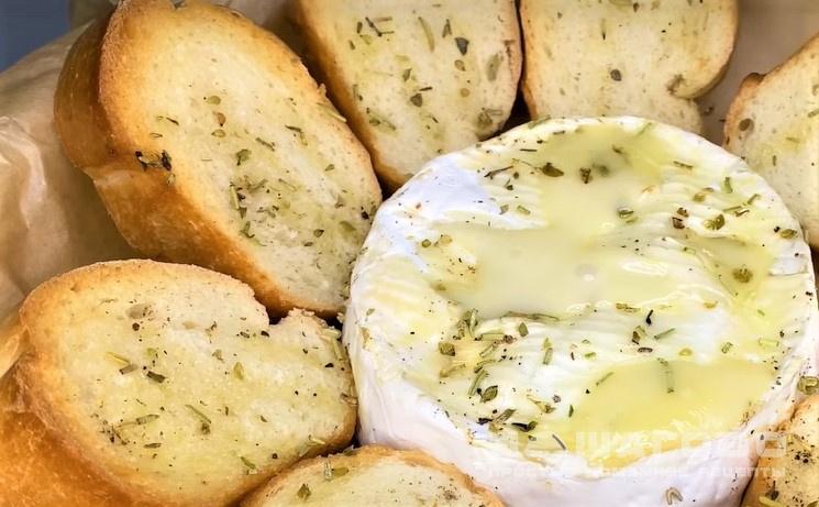 Сыр с сухариками в духовке