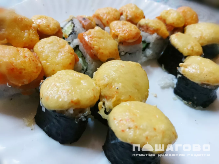 Запеченные роллы по-домашнему с лососем и крабовыми палочками