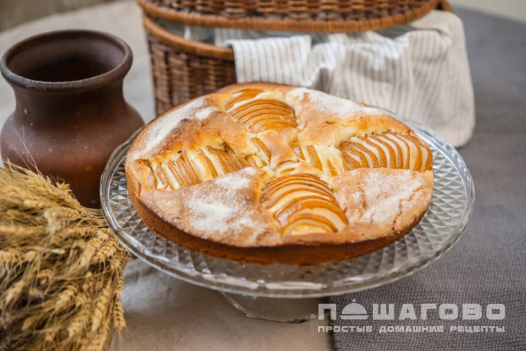 Шарлотка с грушами