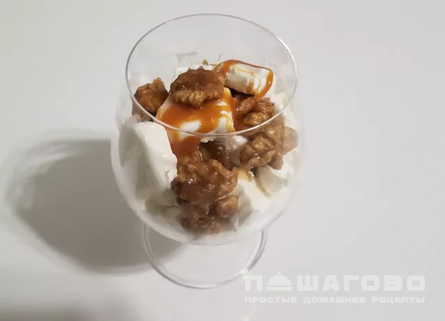 Простой и быстрый десерт из мороженого с орехами в карамели