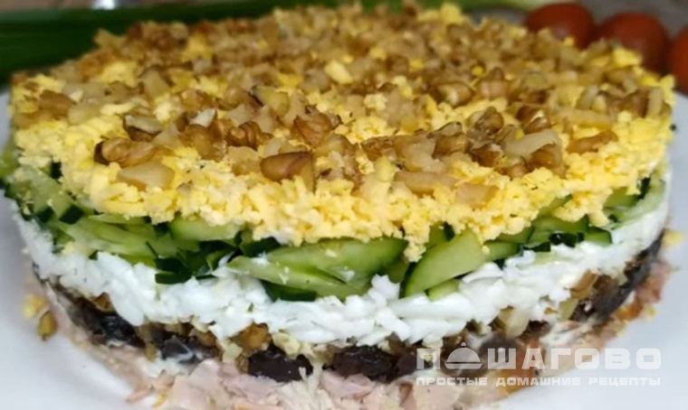 Салат с черносливом и копченой курицей