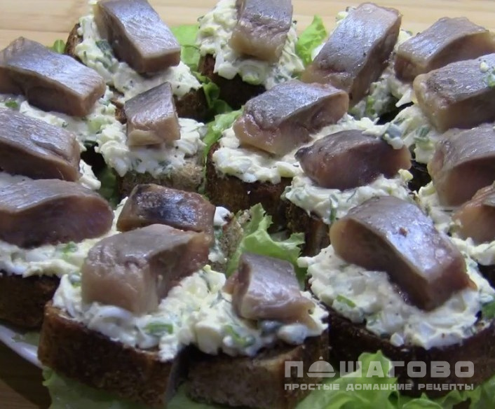 Закусочные бутерброды с селёдкой