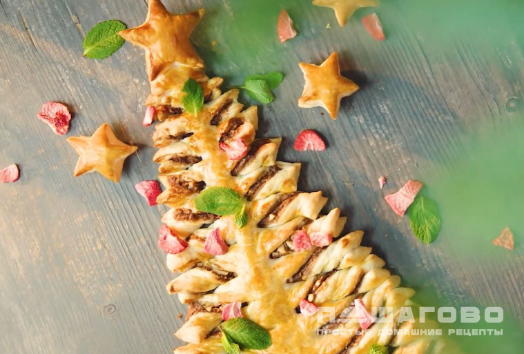 Шоколадная елка с фундуком и клубникой