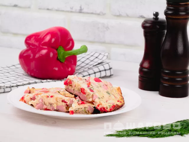 Омлет с вареной колбасой и овощами