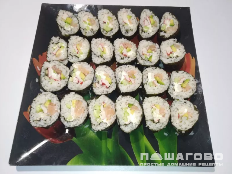 Полезные роллы из нори с семгой и крабовыми палочками
