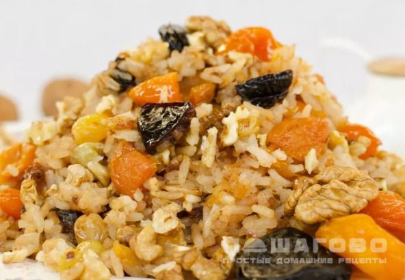 Сладкий плов с сухофруктами и орехами