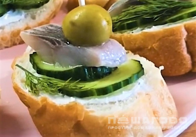 Канапе с селедкой и огурцом на шпажках