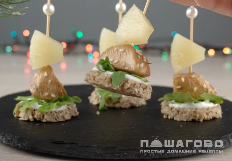Канапе на шпажках из курицы и ананасов к Новому году
