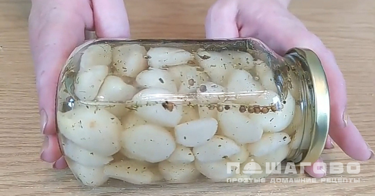 Нежный маринованный чеснок