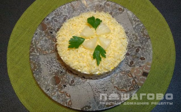 Салат с курицей, ананасами, сыром и яйцом