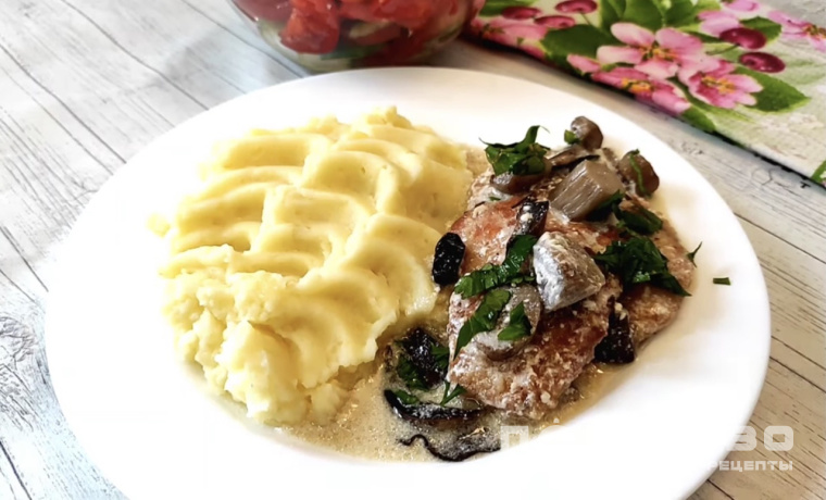 Куриная грудка с шампиньонами в сметанном соусе