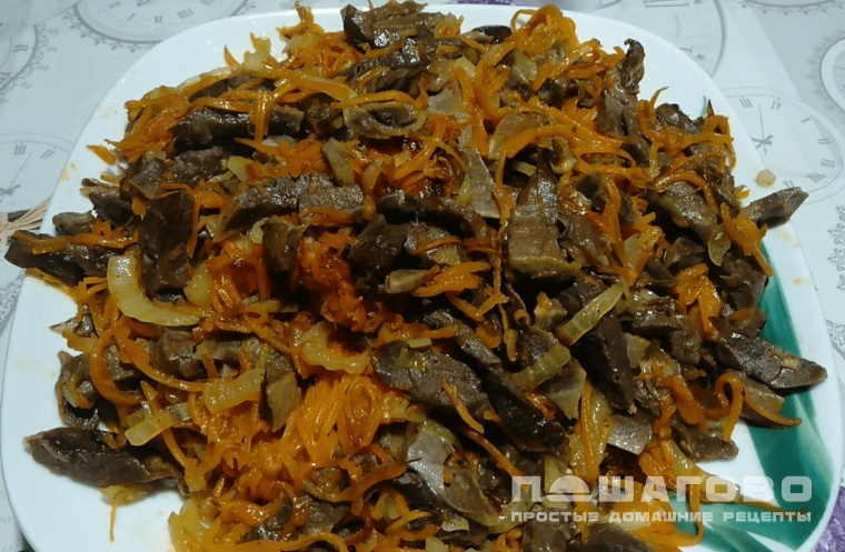 Тушеное свиное легкое с луком и морковью
