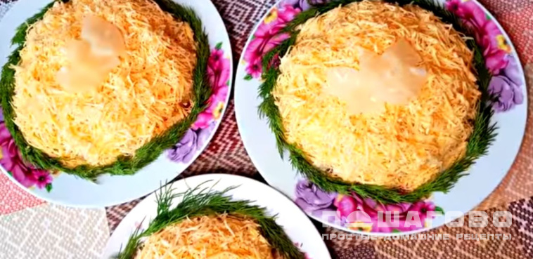 Куриный салат с ананасами