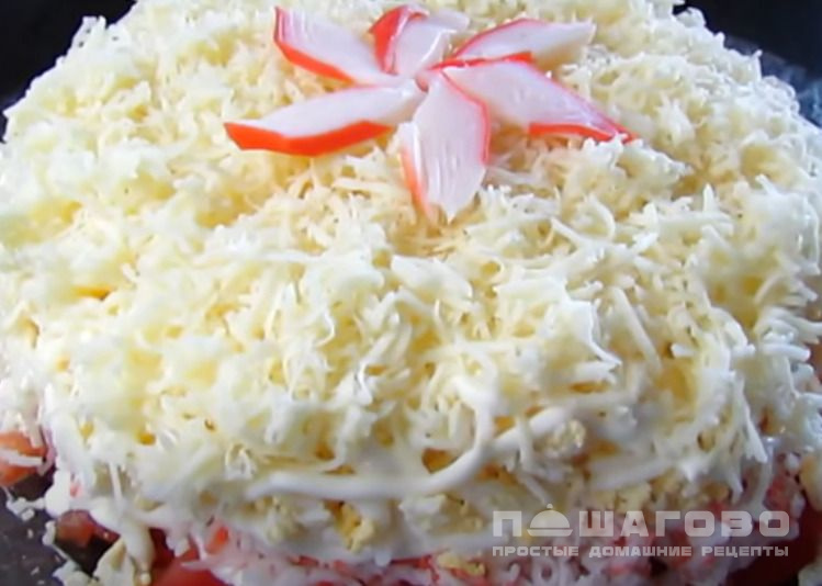 Слоеный салат с помидорами и крабовыми палочками
