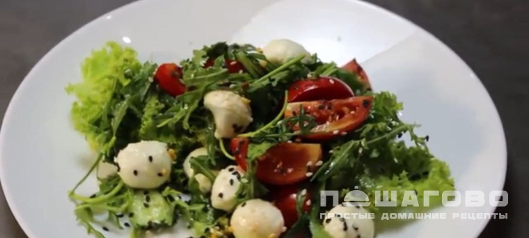 Салат с моцареллой и руколой