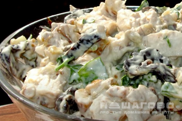 Салат с курицей, черносливом и грецкими орехами
