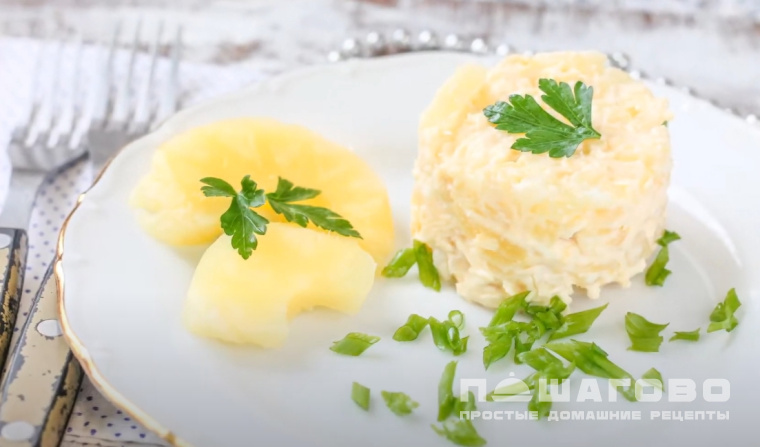 Салат с сыром и ананасами