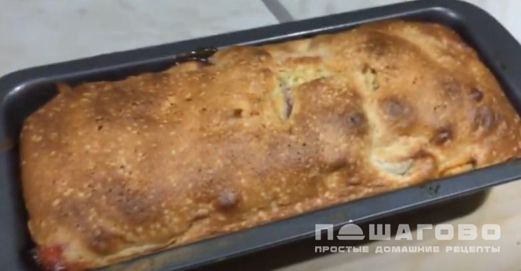 Шарлотка с яблоками и сливой