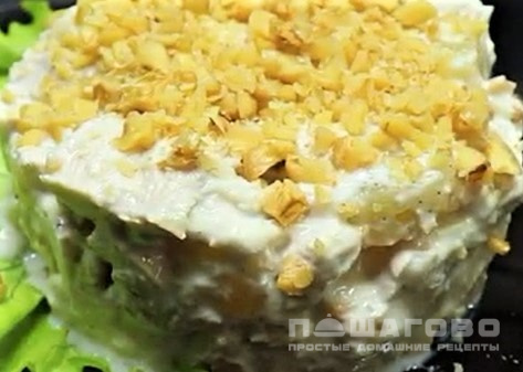 Салат из птицы с грецкими орехами и ананасом
