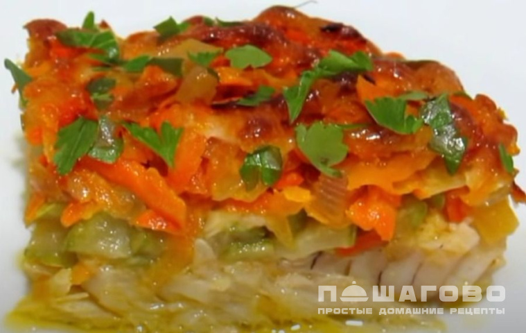 Запеченная рыба под овощами