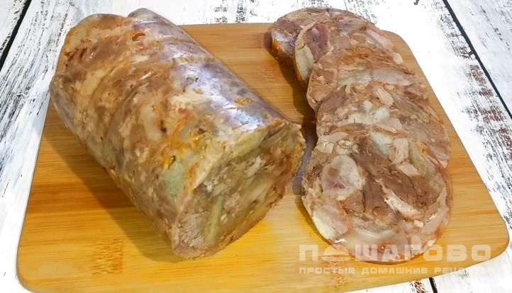 Колбаса из свиных шкурок в пластиковой бутылке