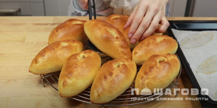 Духовые пирожки Расстегай с рыбными консервами