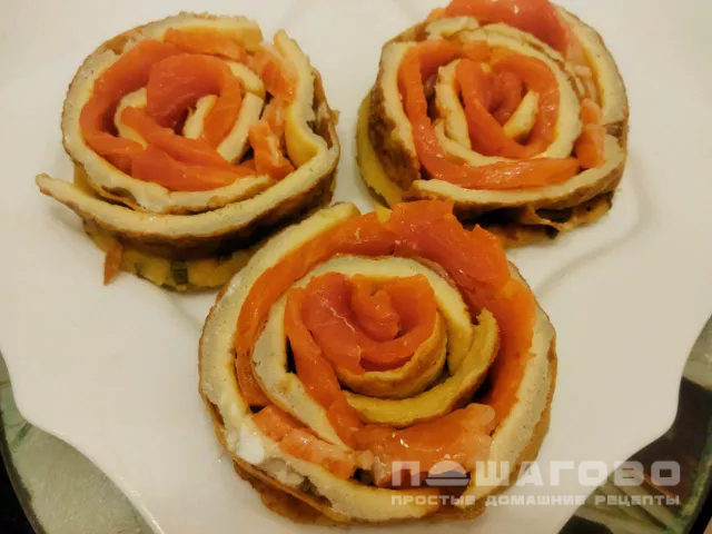 Глазунья с рыбой (Картофельные сконы с яичницей и лососем)