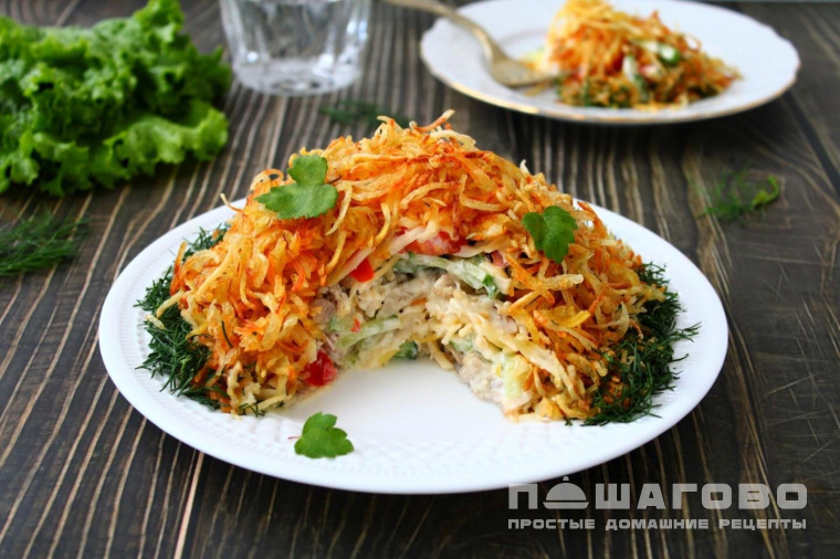 Салат "Муравейник" с курицей и картофельной соломкой