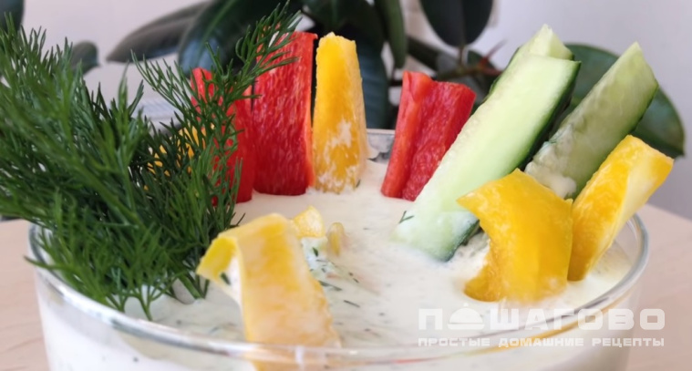 Свежие овощи с чесночным соусом