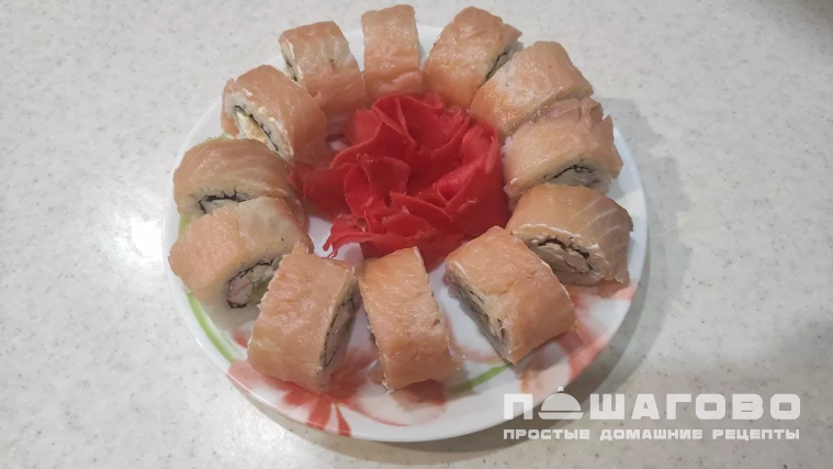 Домашние роллы с форелью, крабовыми палочками и огурцом
