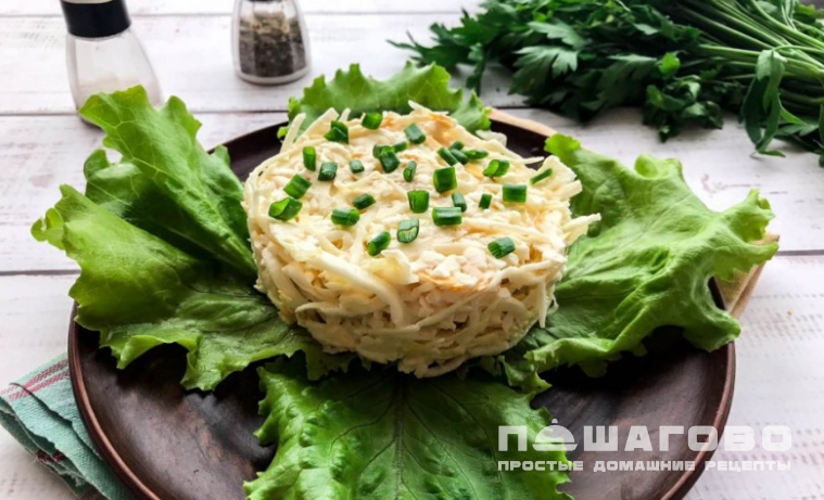 Салат из свежей капусты и копчёного сыра
