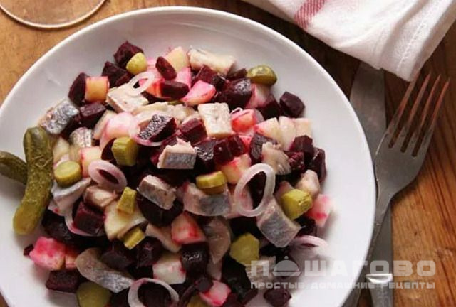 Салат из сельди с овощами и яблоком