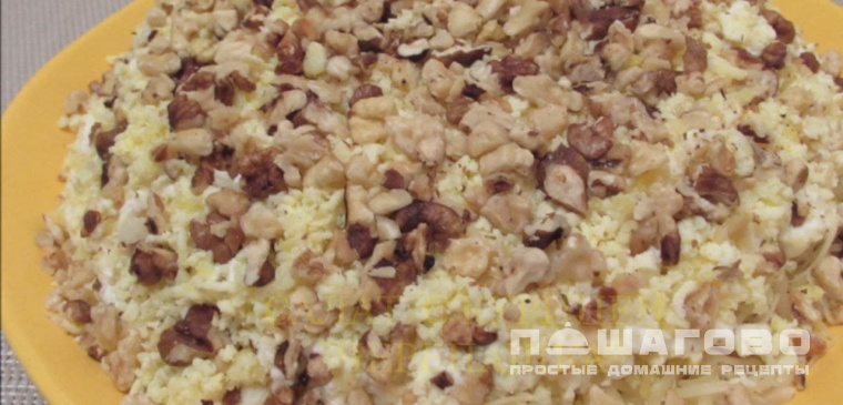 Салат с куриным филе, сыром и орехами