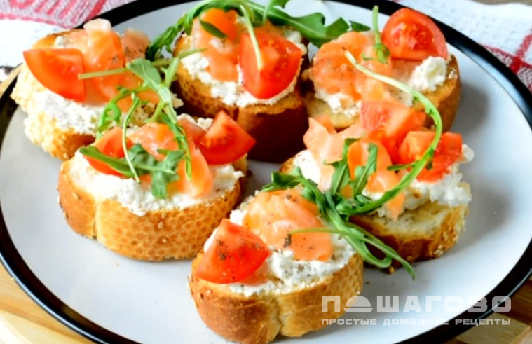 Вкусный бутерброд с багетом семгой и творожным сыром