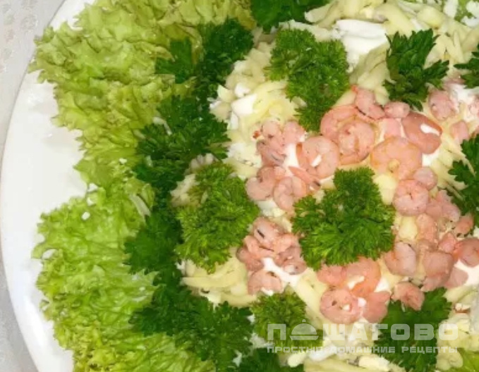 Цезарь с крабовыми палочками и креветками