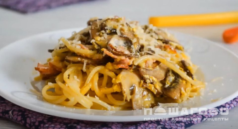 Паста с шампиньонами и беконом в сливочном соусе