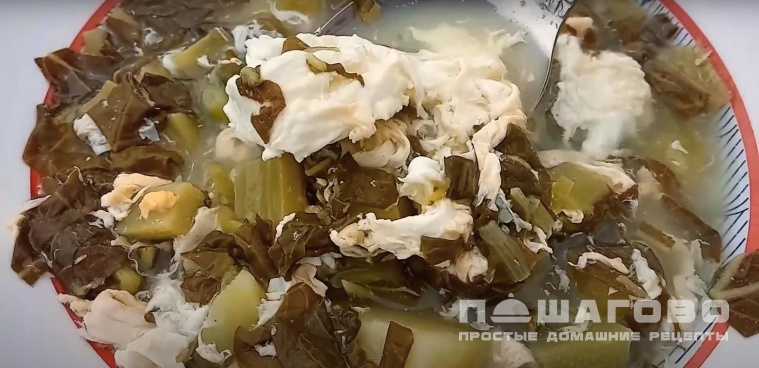 Зеленые щи из ревеня с картошкой