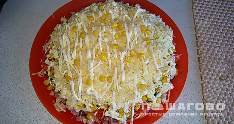 Салат с куриным копченым окорочком