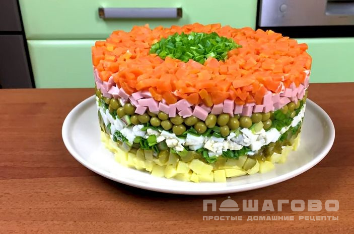 Оливье слоями с колбасой и огурцами
