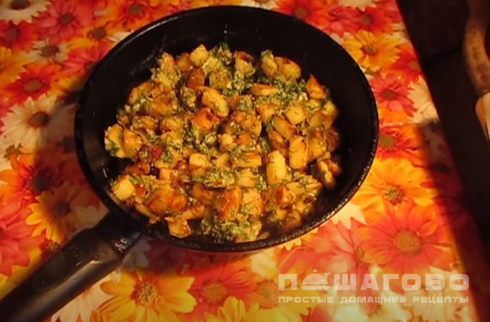 Вареная картошка, обжаренная на сковороде с сыром