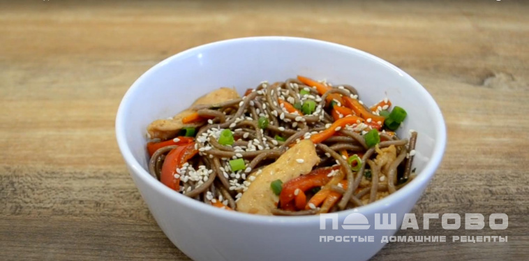Соба с курицей и овощами